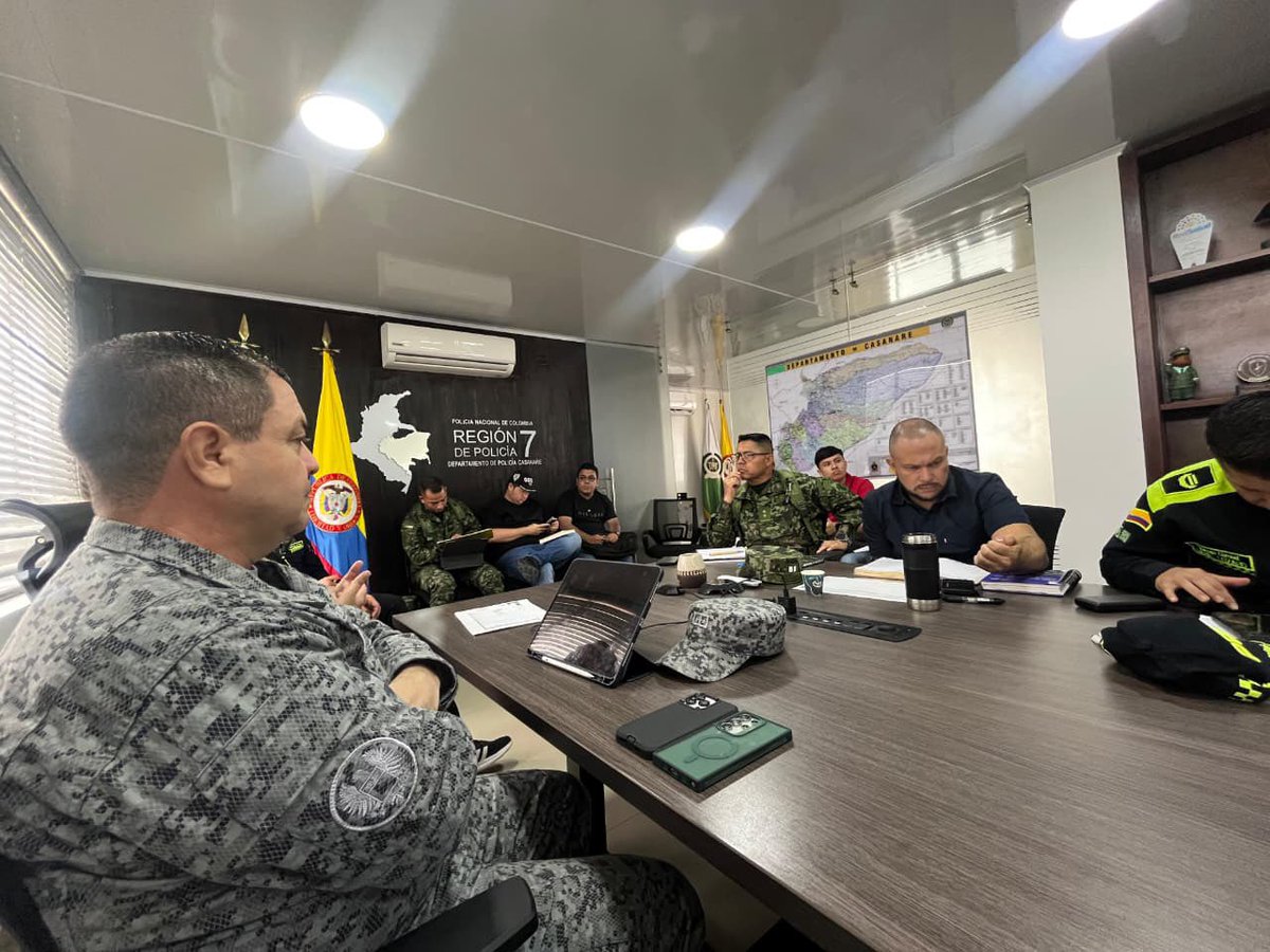 FuerzaAereaCol's tweet photo. La #FuerzaAeroespacial🇨🇴, junto a la #GobCasanare, @COL_EJERCITO, @PoliciaColombia y @FiscaliaCol, participa en consejo de seguridad para analizar la situación del departamento y articular acciones rumbo a las próximas jornadas electorales.
#GACAS
#SeguridadYDemocracia2026 https://t.co/IS0ugTk1Ij