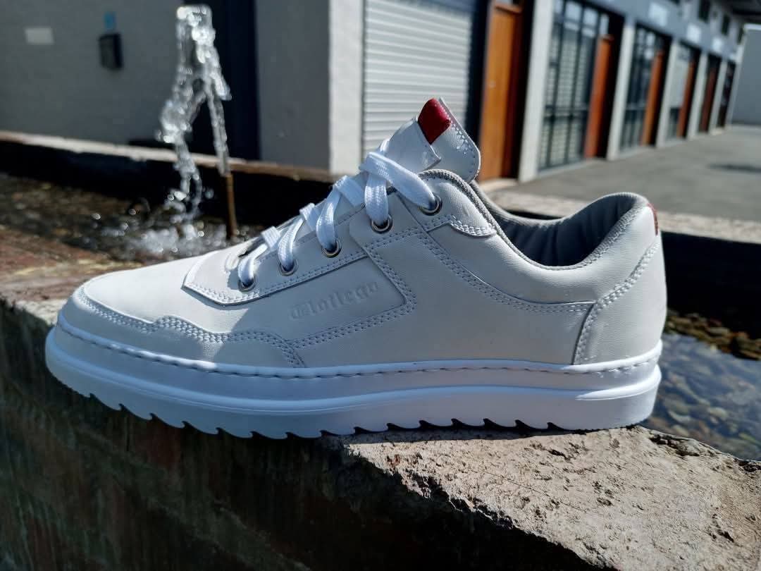 LeratoPillayZA's tweet photo. Meet Ike Lekgoro, a self taught shoemaker from Limpopo and owner of Tlotlego Legendcraft a company that manufactures genuine leather shoes, leather belts, wallets, earrings, and wooden leather bags. To buy his products please call/whatsapp: 0767196784 https://t.co/oovYriUU91