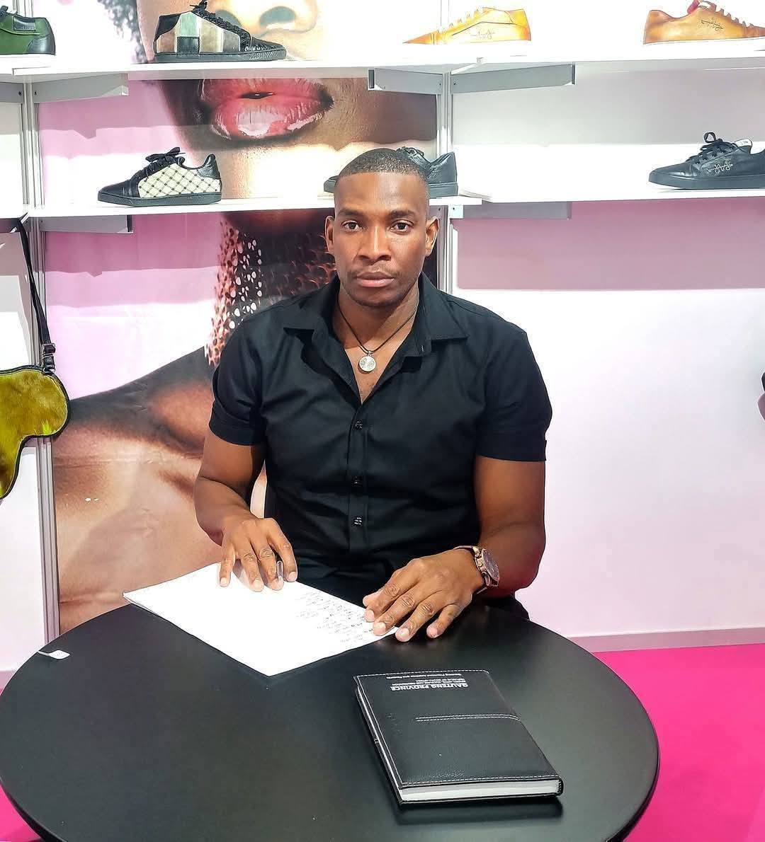 LeratoPillayZA's tweet photo. Meet Ike Lekgoro, a self taught shoemaker from Limpopo and owner of Tlotlego Legendcraft a company that manufactures genuine leather shoes, leather belts, wallets, earrings, and wooden leather bags. To buy his products please call/whatsapp: 0767196784 https://t.co/oovYriUU91