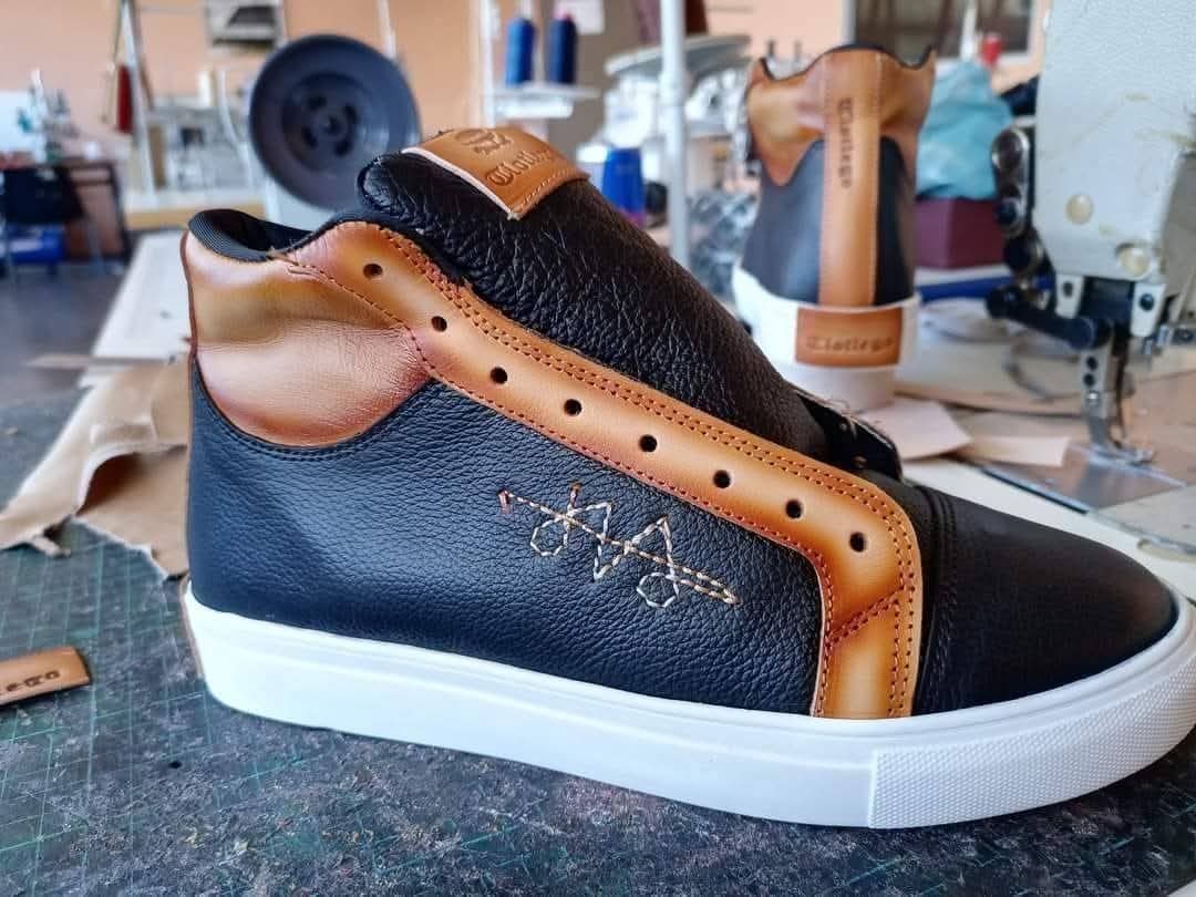 LeratoPillayZA's tweet photo. Meet Ike Lekgoro, a self taught shoemaker from Limpopo and owner of Tlotlego Legendcraft a company that manufactures genuine leather shoes, leather belts, wallets, earrings, and wooden leather bags. To buy his products please call/whatsapp: 0767196784 https://t.co/oovYriUU91