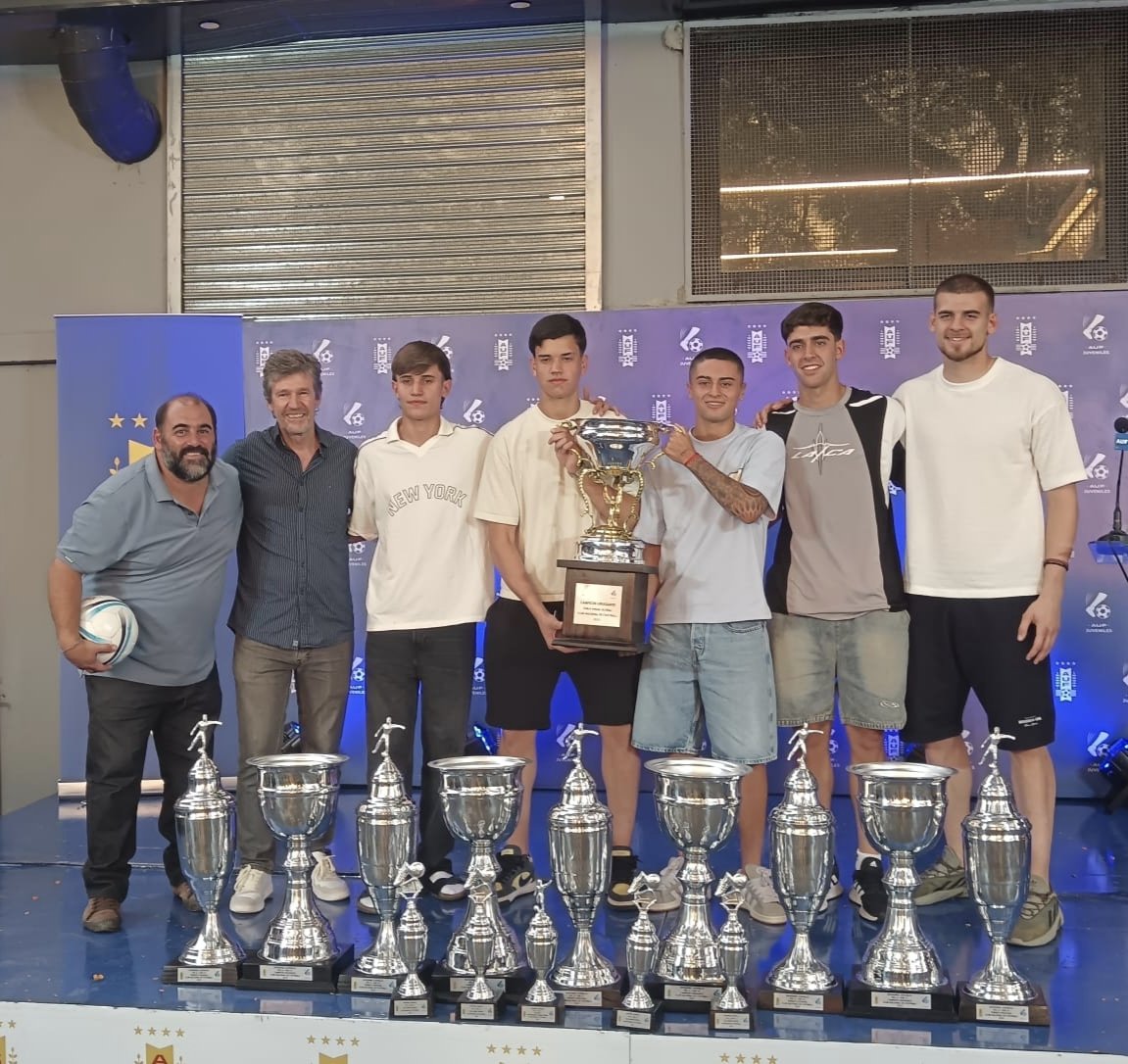 ¡Año soñado!
En la jornada de ayer se entregaron los trofeos y reconocimientos para las Categorías de Formativas por los torneos de 2025.
Gracias a todos los Jugadores, Cuerpos Técnicos y Personal de Los Céspedes que lo hicieron posible.

#CanteraInagotable
#ElClubGigante🔵⚪🔴