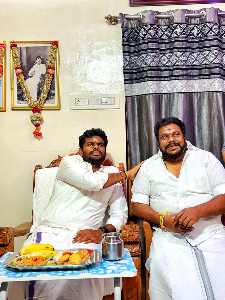 kcthirumaran's tweet photo. பாஜக தேசிய செயற்குழு உறுப்பினரும் பாஜக முன்னாள் மாநில தலைவர் பாசமிகு சகோதரர் மக்களால் அண்ணாமலையார் என்று அன்போடு அழைக்கப்படும் என் அன்பு அண்ணன் 
தி���ு. அண்ணாமலை ஐபிஎஸ் அவர்கள் என் அண்ணன் மகள் திருமணத்திற்கு வர முடியாத சூழலில் இன்று எனது இல்லத்திற்கு வந்து மணமக்களை வாழ்த்தி மகிழ்ந்தார் அண்ணன் அவர்களுக்கு எங்கள் குடும்பத்தாரின் சார்பாக நன்றிகளை தெரிவித்துக் கொள்கின்றோம்..