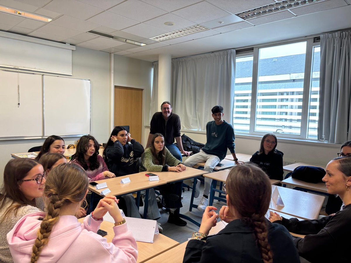 ies_seneca's tweet photo. 🇫🇷✨ Seguimos en Angers
🤝 Por la mañana, actividades junto al alumnado francés
💃 Taller de sevillanas (¡todo un éxito!)
🍽️ Comida en el comedor y por la tarde, juego de pistas por el centro de la ciudad 🏙️🔎

¡Una jornada completa de convivencia, cultura y aprendizaje! 💙🇪🇸🇫🇷 https://t.co/T8sPTikW3k