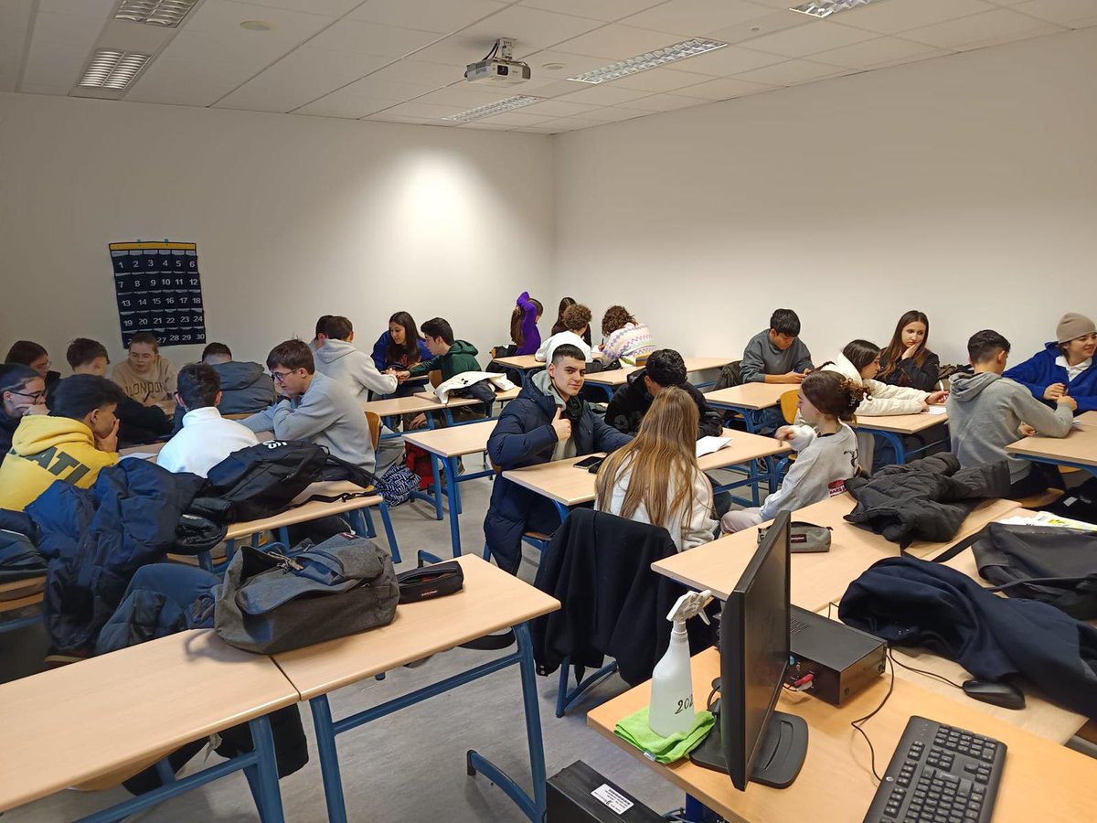 ies_seneca's tweet photo. 🇫🇷✨ Seguimos en Angers
🤝 Por la mañana, actividades junto al alumnado francés
💃 Taller de sevillanas (¡todo un éxito!)
🍽️ Comida en el comedor y por la tarde, juego de pistas por el centro de la ciudad 🏙️🔎

¡Una jornada completa de convivencia, cultura y aprendizaje! 💙🇪🇸🇫🇷 https://t.co/T8sPTikW3k