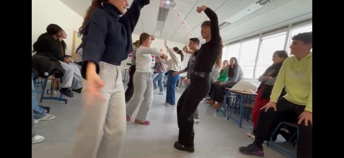 ies_seneca's tweet photo. 🇫🇷✨ Seguimos en Angers
🤝 Por la mañana, actividades junto al alumnado francés
💃 Taller de sevillanas (¡todo un éxito!)
🍽️ Comida en el comedor y por la tarde, juego de pistas por el centro de la ciudad 🏙️🔎

¡Una jornada completa de convivencia, cultura y aprendizaje! 💙🇪🇸🇫🇷 https://t.co/T8sPTikW3k