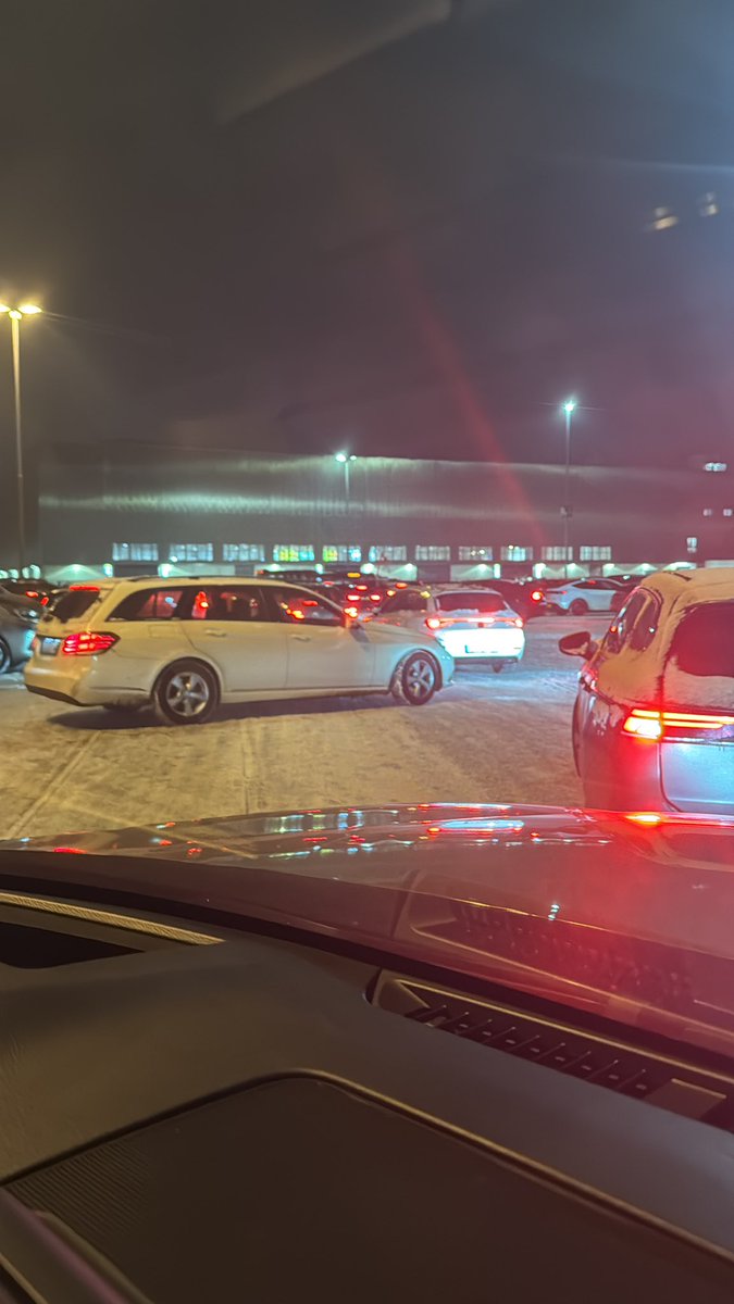 #fruitlogistica #berlinmesse 

Well organized <a href="/FRUITLOGISTICA/">Messe Berlin</a> 
Moved 5 meters in 45 minutes. 
Maybe put a traffic controller at the exit instead of traffic lights. 🤷‍♂️