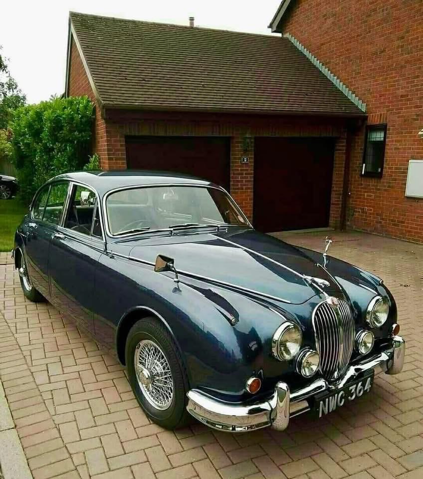 JagmansM's tweet photo. Never know what you’ll see in the neighborhood. 1962’Jaguar Mk2 3.8  Opalescent Dark Blue, https://t.co/qd3gJqQL5m