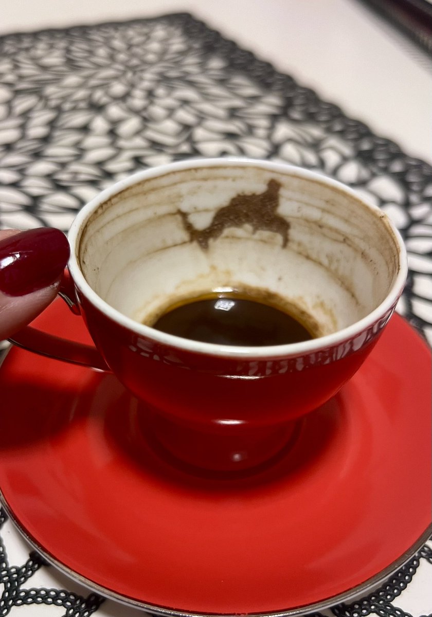 ayvenurr's tweet image. Kahve sade içilir,
fal diyor ki: deve yükü var, yol uzun 😍🐫☕️