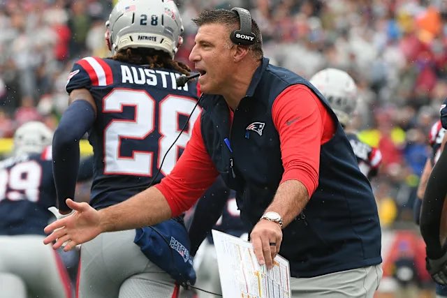 MarkDondero's tweet image. Diana Russini just said on @ZoandBertrand that Maxx Crosby wants to play for Mike Vrabel. 

“He’s told me.”