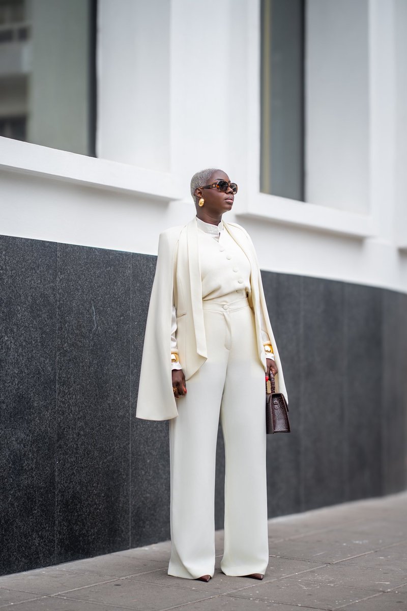 C’est vrai que je ne partage jamais mes contenus ici mais un petit thread de ce que j’ai porté récemment. Je porte beaucoup de tailleurs, blazers, cravates 🙈 et je shoote principalement à l’extérieur parce que j’adore l’architecture de certains endroits.