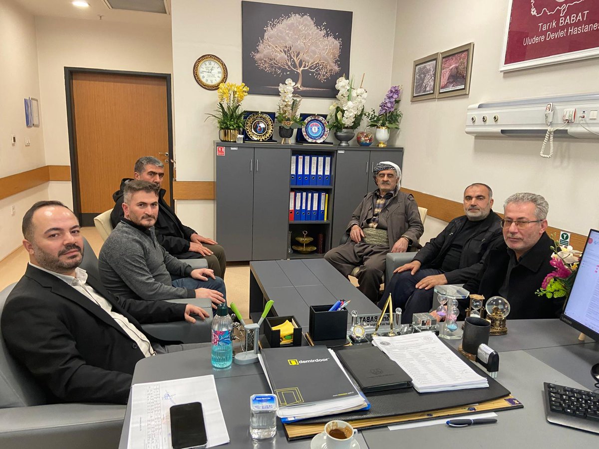 İl Başkanımız Sn. Emcet Yalçın ve beraberindeki heyet, Uludere Devlet Hastanesi Müdürü Tarık Babat’ı makamında ziyaret etti.
​Ziyarette, ilçemizdeki sağlık hizmetlerinin genel durumu ve vatandaşlarımızın beklentileri üzerine verimli bir fikir alışverişi gerçekleştirildi.