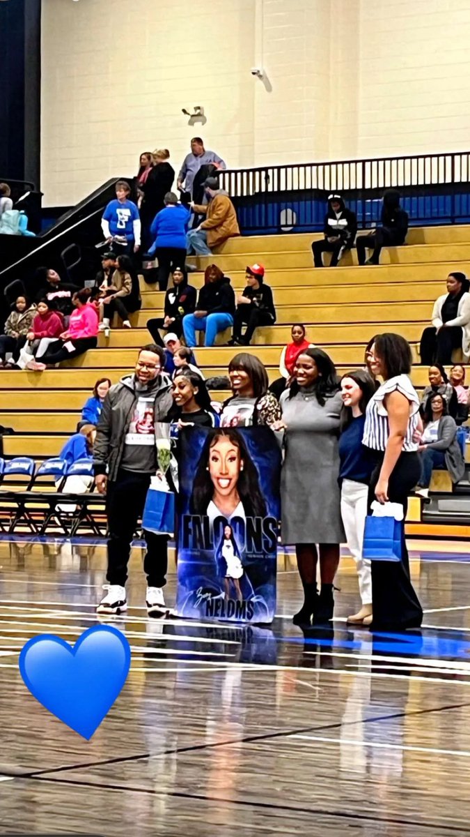 DarrellNeloms's tweet photo. ππ€π€ #SeniorNight #BigZo https://t.co/abyrPHH0ZV