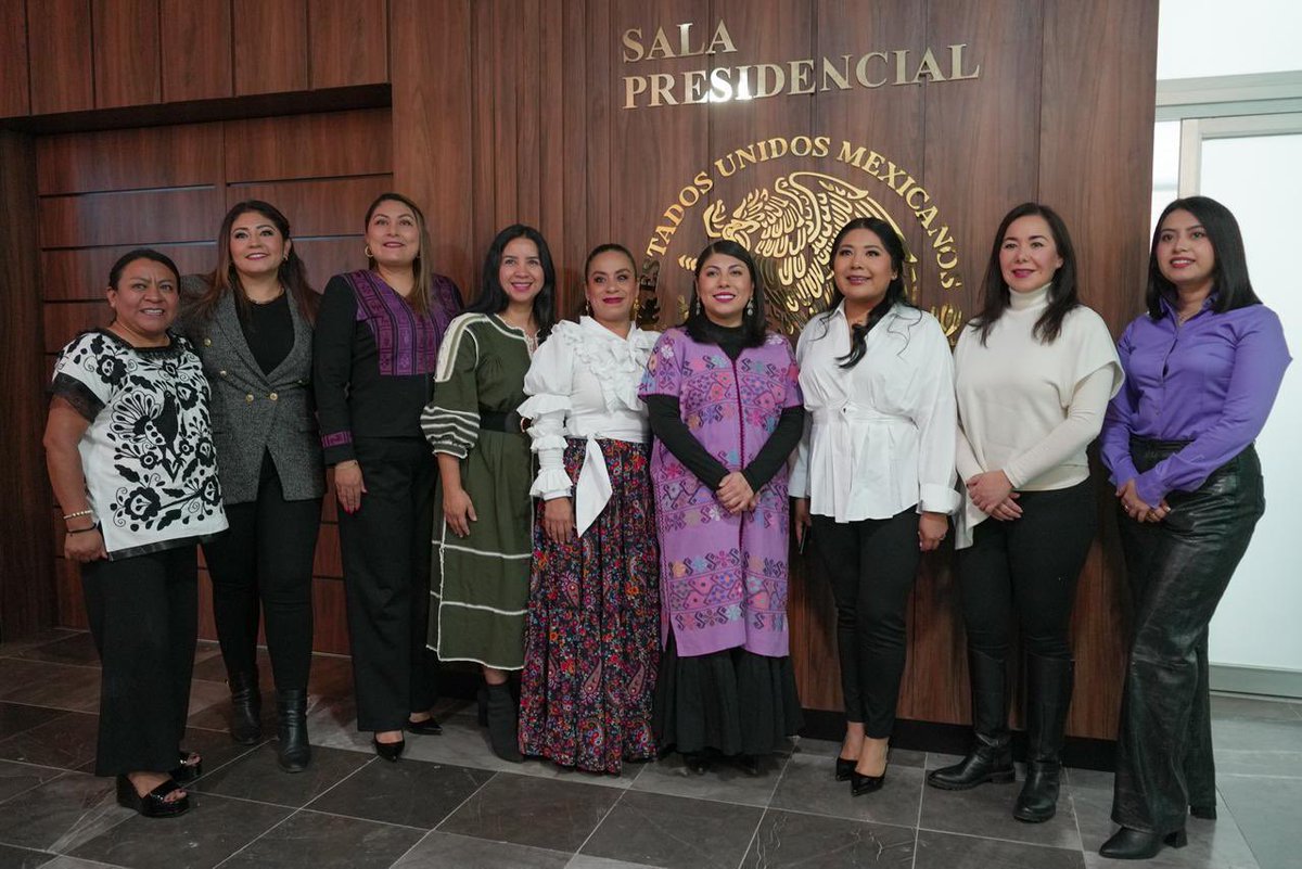 lizconcha's tweet photo. ¡Alto a la violencia contra las mujeres! 🙋🏻‍♀️

Como parte de la Glosa del Tercer Informe de Gobierno, durante la comparecencia de la titular de la Secretaría de las Mujeres, @anahisarmientop, señalé que a pesar de los avances reportados, la violencia contra las mujeres sigue siendo una realidad persistente en amplias regiones del estado, Oaxaca continúa enfrentando contextos de alto riesgo, especialmente en municipios con Alerta de Violencia de Género.💜

No se cuestiona la voluntad política; se exigen respuestas contundentes frente a las violencias, por eso señalé que se requiere mayor sinergia y esfuerzos conjuntos, porque cuando una mujer no es protegida, no falla una institución, falla el Estado en su conjunto.

Es tiempo de mujeres y las mujeres de Oaxaca necesitan resultados que transformen su vida cotidiana. 🙋🏻‍♀️👩🏻‍🍼👩🏻‍⚖️👩🏻‍🔬👵🏼

#LizConcha 
#CumpliendoPorTodasyTodos #EntregandoBuenosResultados

@GobOax 
@salomonj 
@TaniaCaballeroN