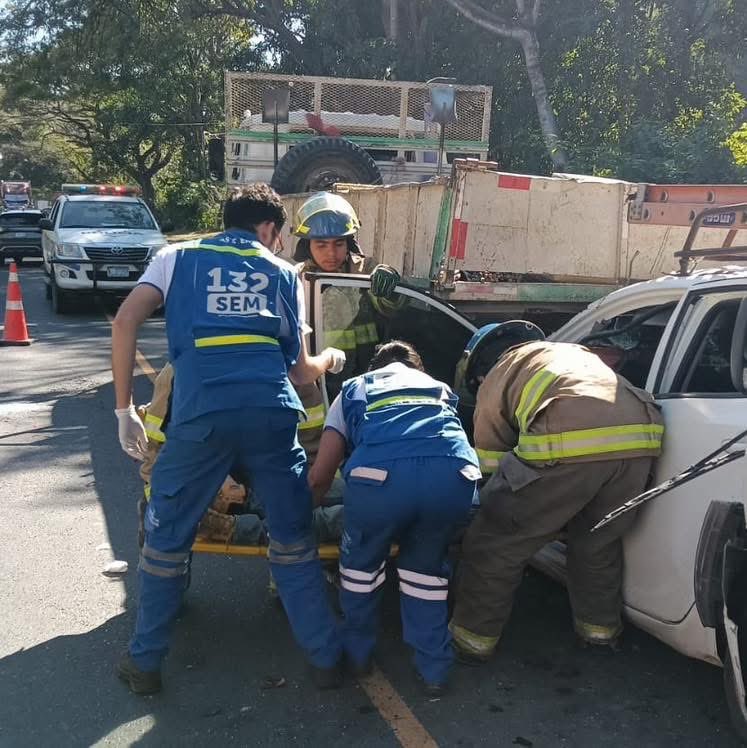 🚨 TRIPLE CHOQUE EN PANAMERICANA DEJA DOS HERIDOS 🚗 Tres vehículos ...