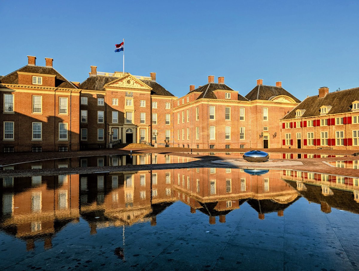 RobSlakhorst's tweet photo. Dresscodes, een prachtige unieke modetentoonstelling in #paleishetloo met kleding van koninginnen Wilhelmina, Emma en Máxima.  Outfits gedragen op de rode loper. Verder een  expositie over De Oranjes en de Nederlandse geschiedenis en twee interessante paleisroutes met verhalen. https://t.co/StFPNUxuCs
