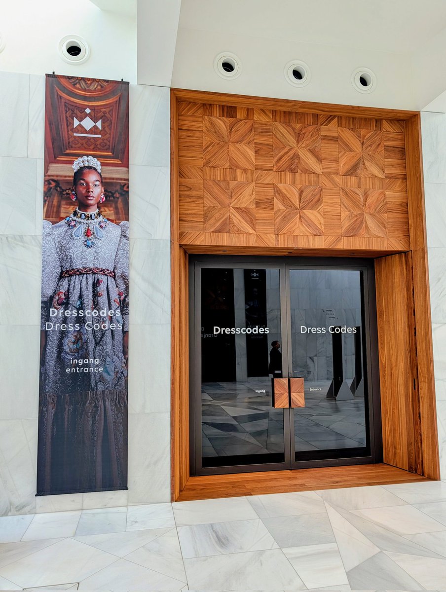 RobSlakhorst's tweet photo. Dresscodes, een prachtige unieke modetentoonstelling in #paleishetloo met kleding van koninginnen Wilhelmina, Emma en Máxima.  Outfits gedragen op de rode loper. Verder een  expositie over De Oranjes en de Nederlandse geschiedenis en twee interessante paleisroutes met verhalen. https://t.co/StFPNUxuCs