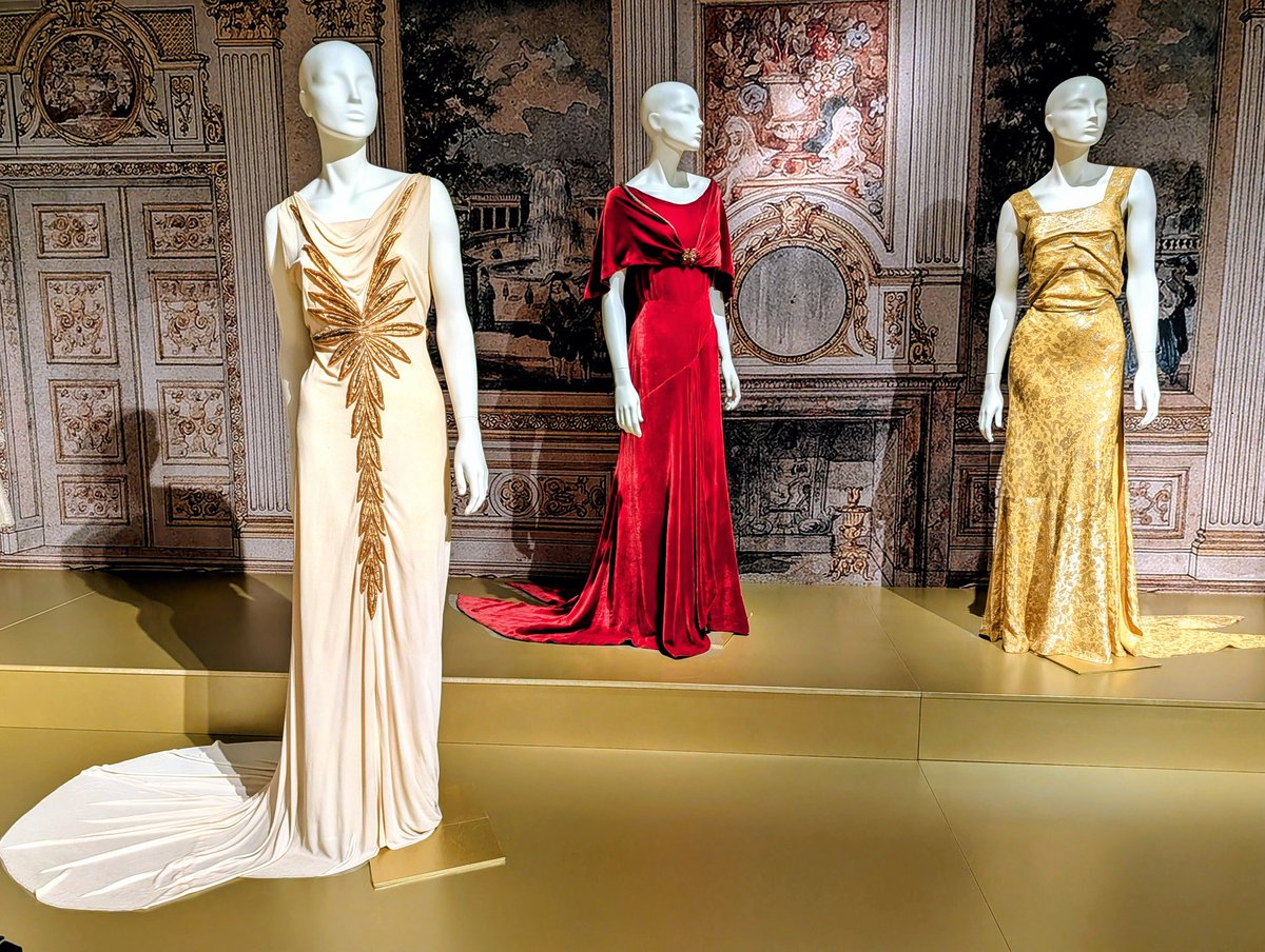 RobSlakhorst's tweet photo. Dresscodes, een prachtige unieke modetentoonstelling in #paleishetloo met kleding van koninginnen Wilhelmina, Emma en Máxima.  Outfits gedragen op de rode loper. Verder een  expositie over De Oranjes en de Nederlandse geschiedenis en twee interessante paleisroutes met verhalen. https://t.co/StFPNUxuCs