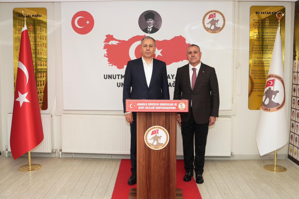 guvenlikkorucum's tweet photo. Tarihte bir ilk, bugün ilk defa bir içişleri bakanı korucular konfederasyonunu ziyaret etti. bakanımız sayın Ali YERLİKAYA Anadolu Güvenlik korucuları ve Şehit aileleri konfederasyonu genel başkanlığını ziyaret etti. Genel başkanımız sayın Mehmet GÜNGÖR sayın bakanımıza korucular ile ilgili talepleri ve sorunları ilettiler. bakanımız sayın Ali YERLİKAYA devletimizin kapısının her zaman korucular ve şehit ailelerine açık olduğunu korucuların özlük haklarıyla ilgili ne gerekiyorsa yapılacağını söylediler. Sayın bakanımıza teşekkür ederiz saygılarımızı sunarız. Güzel günler yakındır inşallah. 🇹🇷🇹🇷@AliYerlikaya @TC_icisleri