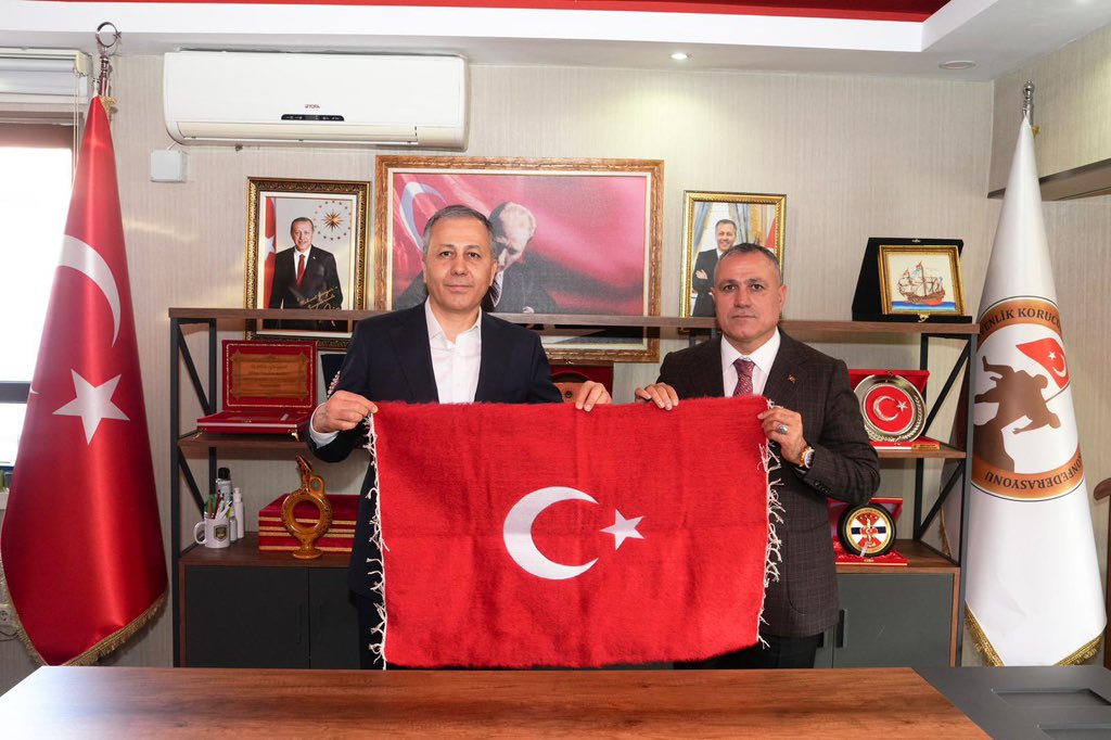 guvenlikkorucum's tweet photo. Tarihte bir ilk, bugün ilk defa bir içişleri bakanı korucular konfederasyonunu ziyaret etti. bakanımız sayın Ali YERLİKAYA Anadolu Güvenlik korucuları ve Şehit aileleri konfederasyonu genel başkanlığını ziyaret etti. Genel başkanımız sayın Mehmet GÜNGÖR sayın bakanımıza korucular ile ilgili talepleri ve sorunları ilettiler. bakanımız sayın Ali YERLİKAYA devletimizin kapısının her zaman korucular ve şehit ailelerine açık olduğunu korucuların özlük haklarıyla ilgili ne gerekiyorsa yapılacağını söylediler. Sayın bakanımıza teşekkür ederiz saygılarımızı sunarız. Güzel günler yakındır inşallah. 🇹🇷🇹🇷@AliYerlikaya @TC_icisleri