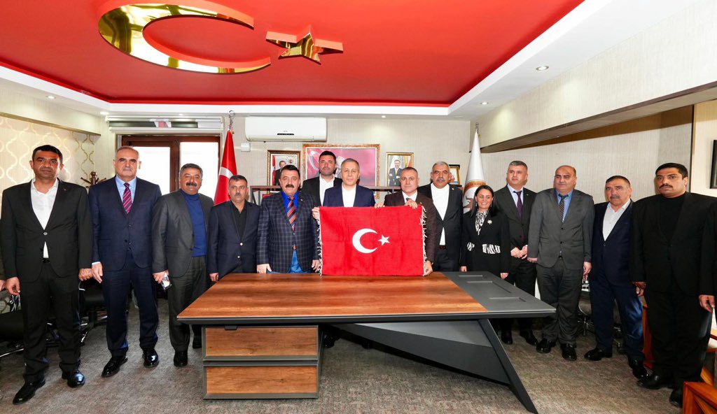 guvenlikkorucum's tweet photo. Tarihte bir ilk, bugün ilk defa bir içişleri bakanı korucular konfederasyonunu ziyaret etti. bakanımız sayın Ali YERLİKAYA Anadolu Güvenlik korucuları ve Şehit aileleri konfederasyonu genel başkanlığını ziyaret etti. Genel başkanımız sayın Mehmet GÜNGÖR sayın bakanımıza korucular ile ilgili talepleri ve sorunları ilettiler. bakanımız sayın Ali YERLİKAYA devletimizin kapısının her zaman korucular ve şehit ailelerine açık olduğunu korucuların özlük haklarıyla ilgili ne gerekiyorsa yapılacağını söylediler. Sayın bakanımıza teşekkür ederiz saygılarımızı sunarız. Güzel günler yakındır inşallah. 🇹🇷🇹🇷@AliYerlikaya @TC_icisleri