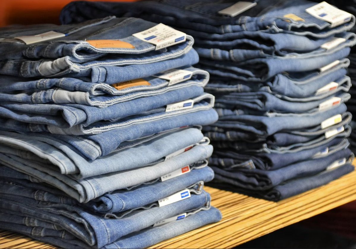 El Patriotismo textilero (ponele)
** Quizás muchos desconozcan cómo se fabrican gran parte de los jeans famosos que se venden en Argentina. Arrecifes, en la provincia de Buenos Aires, es una ciudad chica con dos actividades económicas fuertes: el campo y las pantaloneras.
Desde