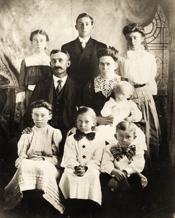 Mayflower Descendants: Who’s Who, Part 53 (part 1) bit.ly/4kknP3m #genealogy #familyhistory #ancestry #Mayflower
Photo: the Baker family. Credit: Jennifer (Koehler) Mackall.