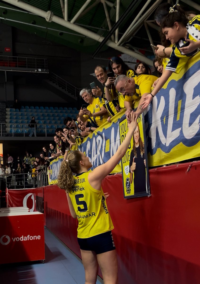 🟡🔵 Fenerbahçe taraftarlarının Agnieszka Korneluk’a hediyesi. 🖼️