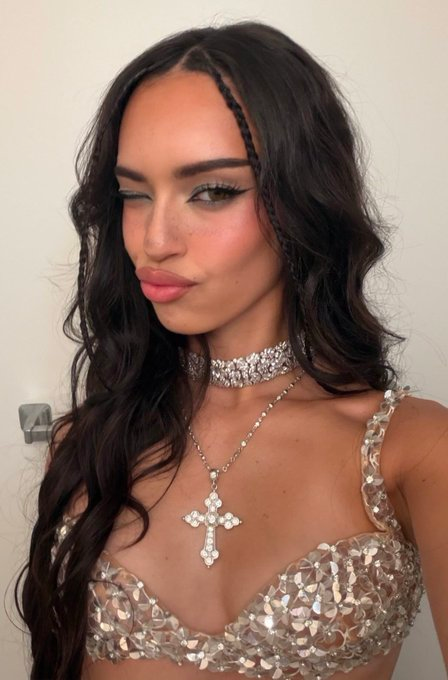 Bruh this is 100 percent face porn tap the tip on those lips.