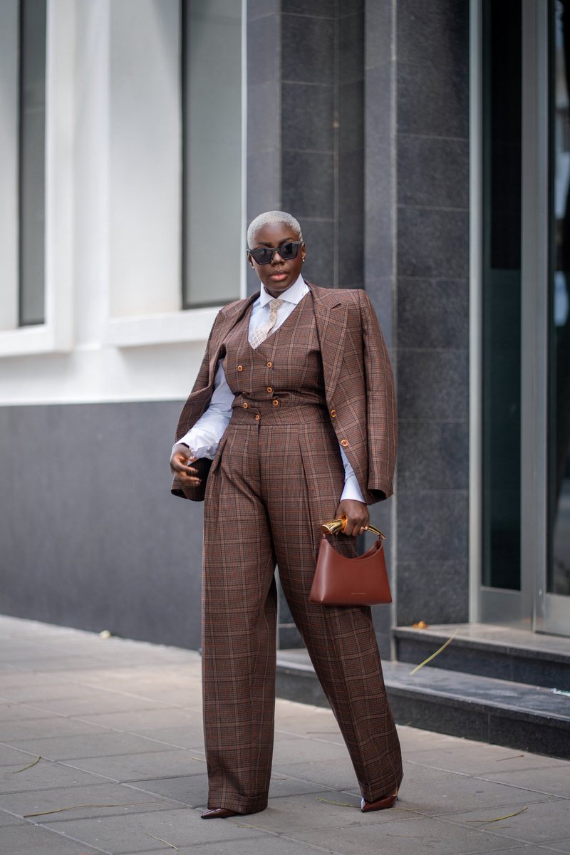 QueenSerere's tweet photo. Je suis spécialisée dans le contenu made in Africa donc j’ai travaillé et collaboré avec près de 100 marques africaines. Ces tenues et sacs d’ailleurs sont 100% made in Sénégal https://t.co/D3vRTLZjMB