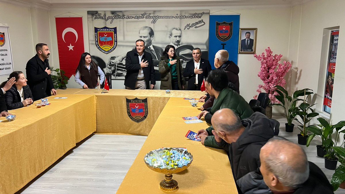oznurbartin's tweet photo. #Yüksekova’da #ŞoförlerOdası ile #EsnafveSanatkârlarOdası’nı ziyaret ettik; kısa süre önce gerçekleştirilen seçimler vesilesiyle hem süreci değerlendirdik hem de yeni dönemin sorumluluklarını ele aldık. 

Demokratik toplumun ve barış sürecinin inşasında meslek örgütleri ve sivil toplum, yalnızca temsil makamları değil; halkın ortak aklını, adalet talebini ve birlikte yaşam iradesini taşıyan temel öznelerdir. Bu çerçevede karşılıklı fikir alışverişinde bulunduk, beklentilerimizi açık biçimde ifade ettik. Yerelden güçlenen kurumsal iradenin toplumsal barışa katkısının belirleyici olduğu konusunda ortaklaştık. Yeni seçilen yönetimlere görevlerinde başarılar diliyoruz.