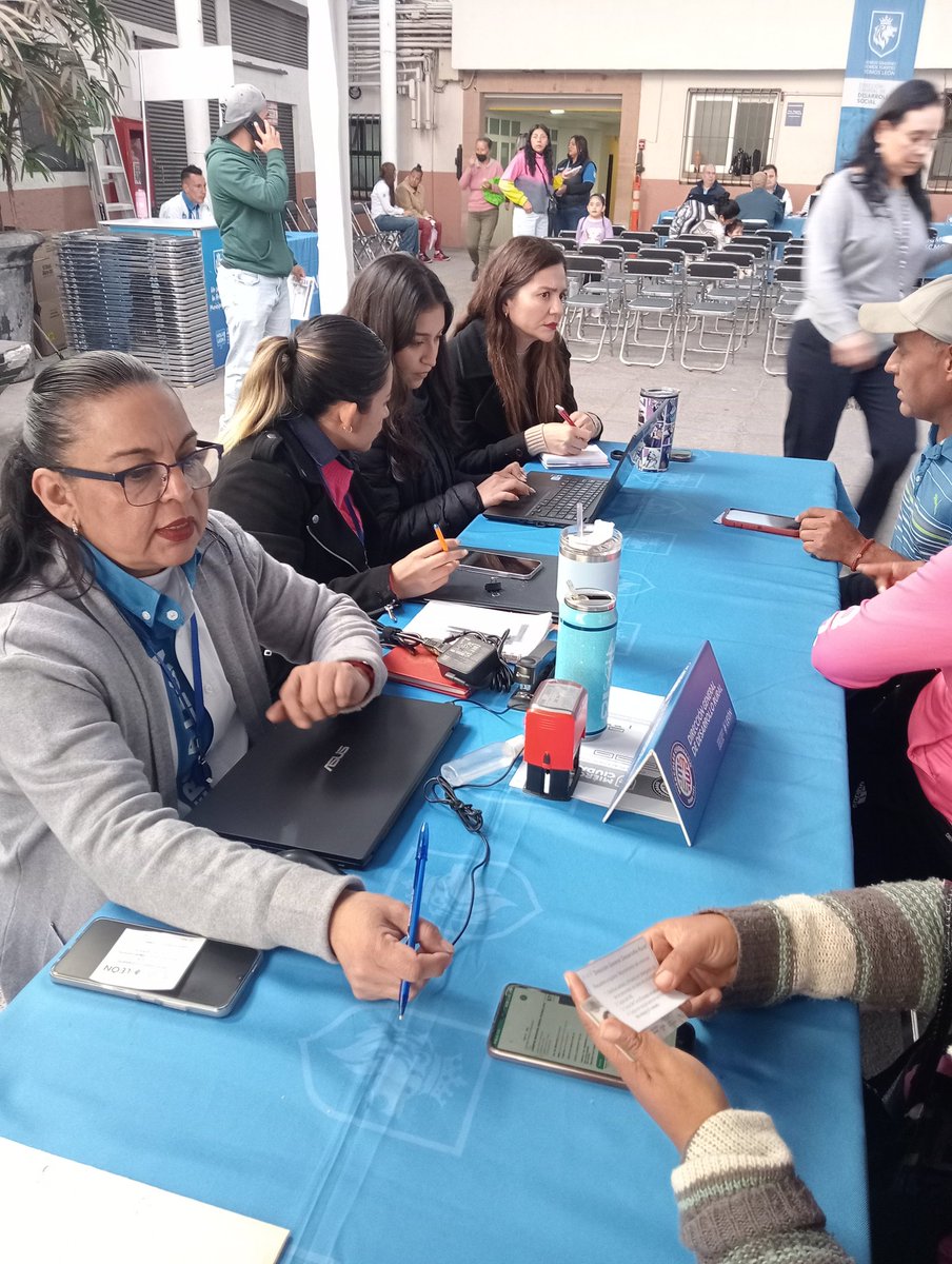 Rural_Leon's tweet photo. 🙋🏼‍♂️🙋🏻‍♀️ Como cada #MiércolesCiudadano, te esperamos en traspatio de Presidencia, para atenderte y brindarte el apoyo y asesoría de los programas que tenemos 👩🏼‍🌾 para las comunidades rurales de #León 🚜🌾. 

#SomosGrandes #SomosFuertes #SomosLeón https://t.co/wG9p8s2V2C