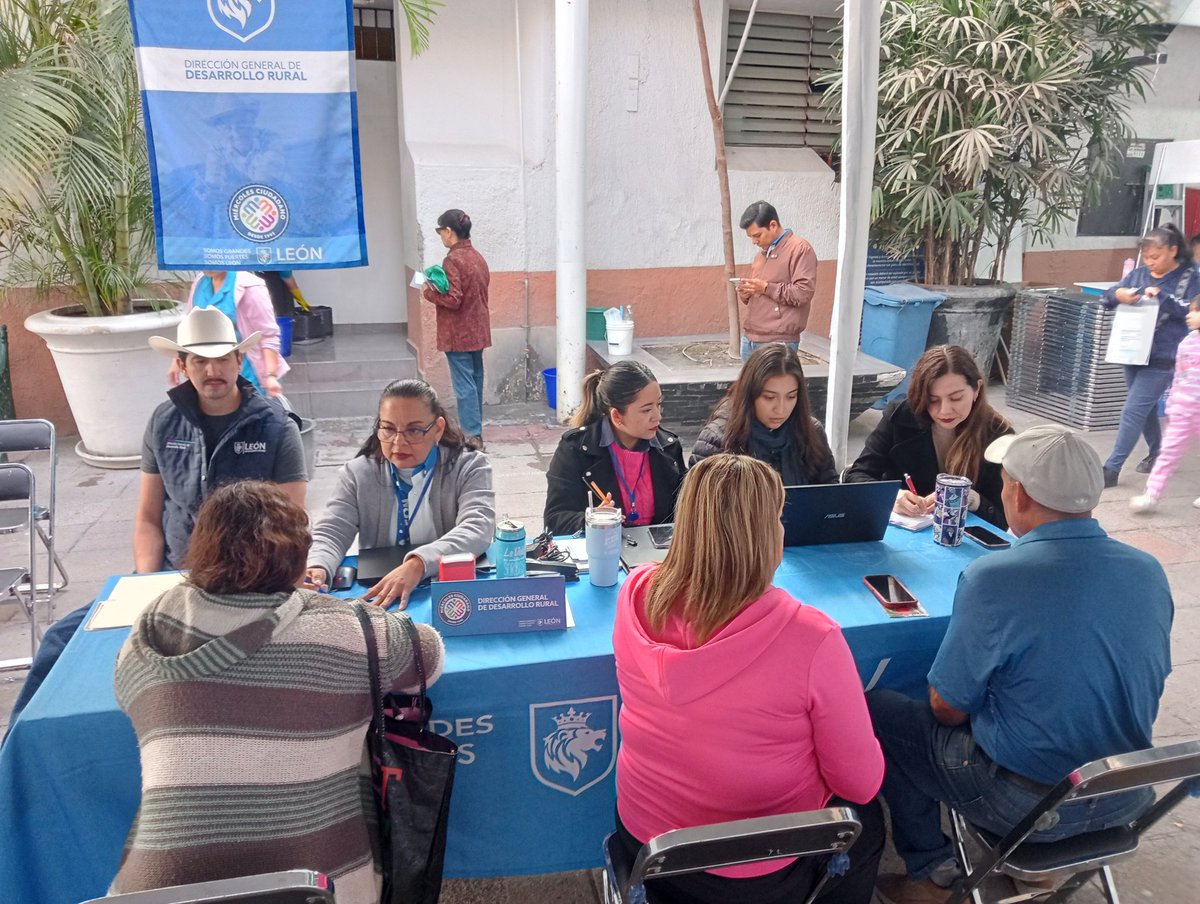 Rural_Leon's tweet photo. 🙋🏼‍♂️🙋🏻‍♀️ Como cada #MiércolesCiudadano, te esperamos en traspatio de Presidencia, para atenderte y brindarte el apoyo y asesoría de los programas que tenemos 👩🏼‍🌾 para las comunidades rurales de #León 🚜🌾. 

#SomosGrandes #SomosFuertes #SomosLeón https://t.co/wG9p8s2V2C