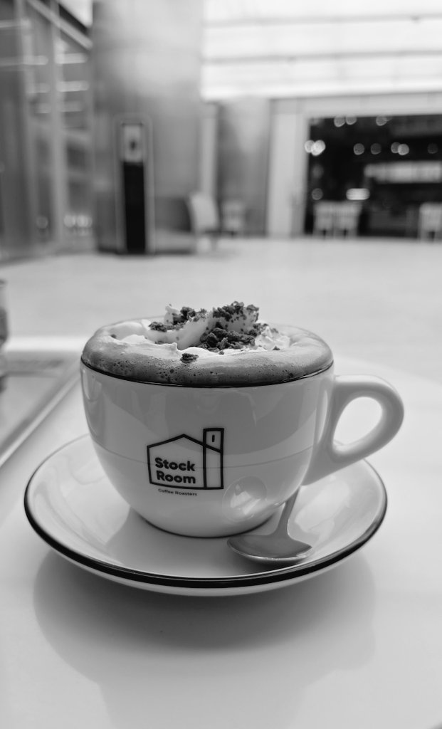 في قانون حياتي ::
من دخل حياتي فهو آمن 
و من خرج منها فهو آمن
العِشره أحسب لها ألف حساب .. حتى لو كان المُقيم لا يليق بالمقام .

.

.