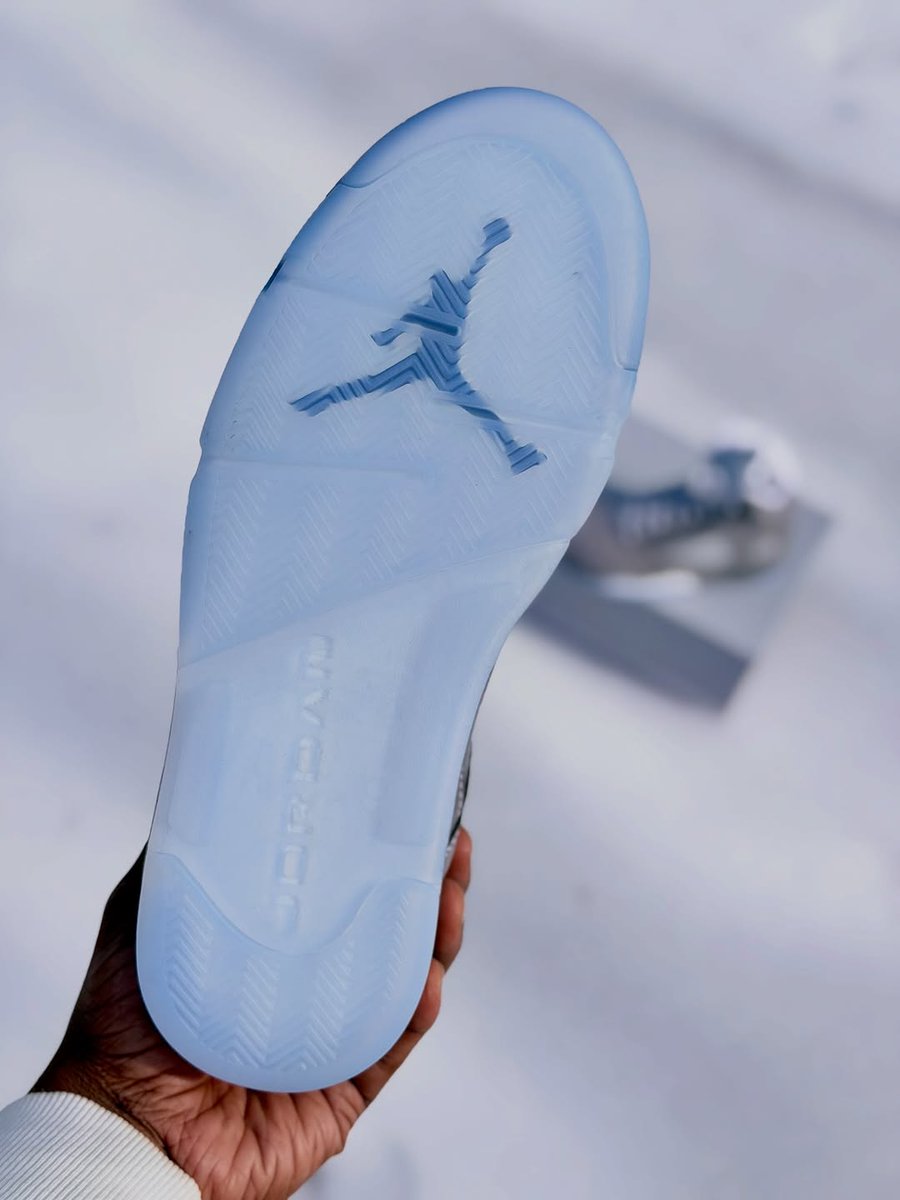 JustFreshKicks's tweet photo. Air Jordan 5 Retro "Wolf Grey" 🐺

• 15th Anniversary
• February 28th
• $220 https://t.co/yKQKCnEYSs