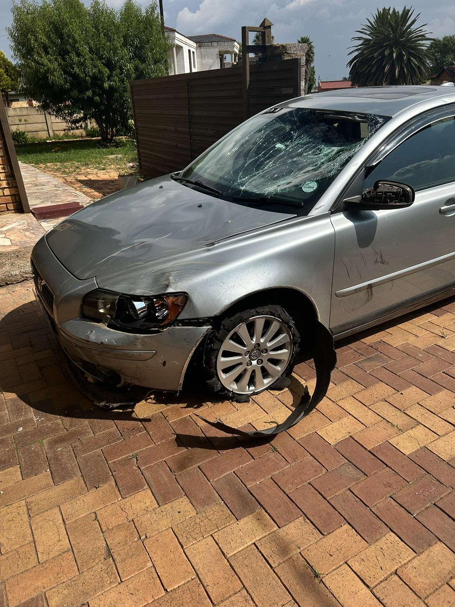 musamathebulaa's tweet image. 🚨UPDATE🚨
THE DEATH OF MR DAVID SEJOBE 
Two days back I posted about someone who saw a Volvo that was driving to the garage with its tyres punctured and showing signs it's from an accident. As you can see this car has hit an object with its windscreen, can police finish the job