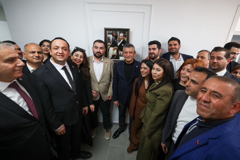 herkesicinCHP's tweet photo. Genel Başkanımız Özgür Özel, Hatay’da Antakya İlçe Başkanlığımızı ziyaret ederek ilçe başkanlığı önünde toplanan yurttaşlara hitap etti. https://t.co/iHVnmUPFMi