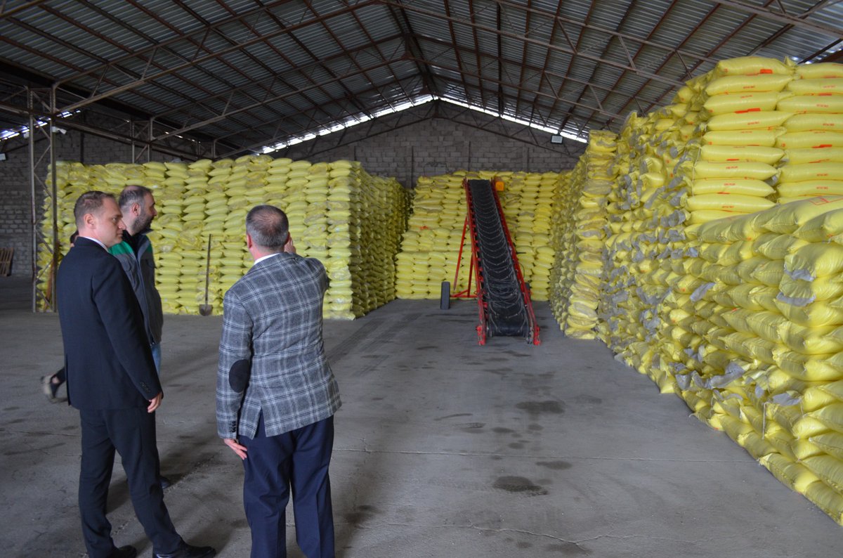 Bulaniktkk's tweet photo. Ziyaret kapsamında Bulanık tarımı, hayvancılık faaliyetleri yem temini ve çiftçiler sunulan destekler üzerine istişarelerde bulunuldu. İlçede tarımsal üretimin geliştirilmesi ve çiftçilerin desteklenmesine yönelik yürütülen çalışmalar hakkında karşılıklı görüş alışverişi yapıldı. https://t.co/hdc3UDLJID