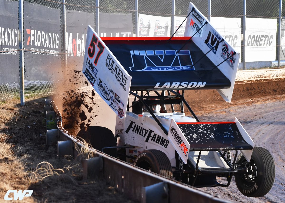 Kyle Larson tests the outside guardrail <a href="/SharonSpdwy/">Sharon Speedway</a> 

📸<a href="/ChadCwp/">CWP Media/Chad Warner Photography</a>