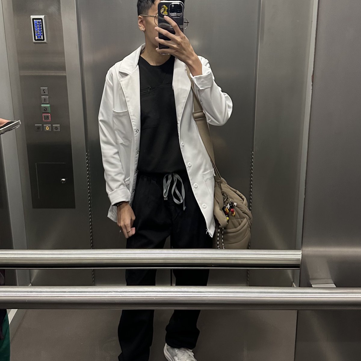 LE89_'s tweet image. February 2026 
بدأت تجهيزات التخرج 🎓