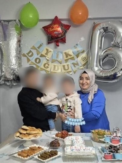 Bir çocuk büyüyecekse annesinin dizinde büyümelidir.

Bebekli annelerin tutukluluğu toplumsal bir yaradır. 

Bu mağduriyete son verilsin, aileler parçalanmasın.

Merve Saydan ve onun durumundaki tüm anneler için özgürlük..

BebekliAnne MerveSaydan