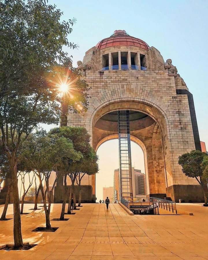 MuseoPresidente's tweet photo. 4 de febrero de 1936.- El Presidente de la República, General Lázaro Cárdenas, decreta que el Monumento a la Revolución de la Ciudad de México se dispusiera como Mausoleo a los héroes.
En 1942 serían trasladados a sus criptas los restos de Venustiano Carranza y en 1960 los de Francisco I. Madero, ambos originarios de #Coahuila.