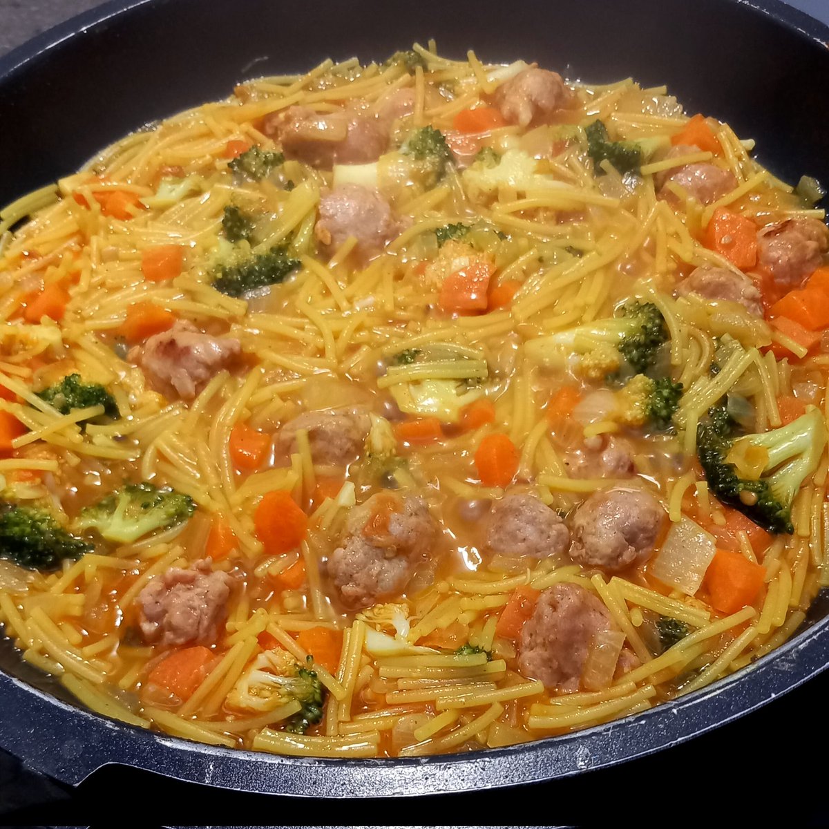 PepGranellTrave's tweet photo. Pues me da la sensación que mañana comeremos más q bien👌😉
Fideos a la sartén con #verduras y #longanizas
Al final plantaditos y todo🤣
Mañana Jueves ya tú💪
#gastrolovers #Twitter #cocina #cuisine #cuina #tweet #BuenasNoches #eat #Foodie #menjar #Fideos #gastronomía https://t.co/VtnK3PwqgT