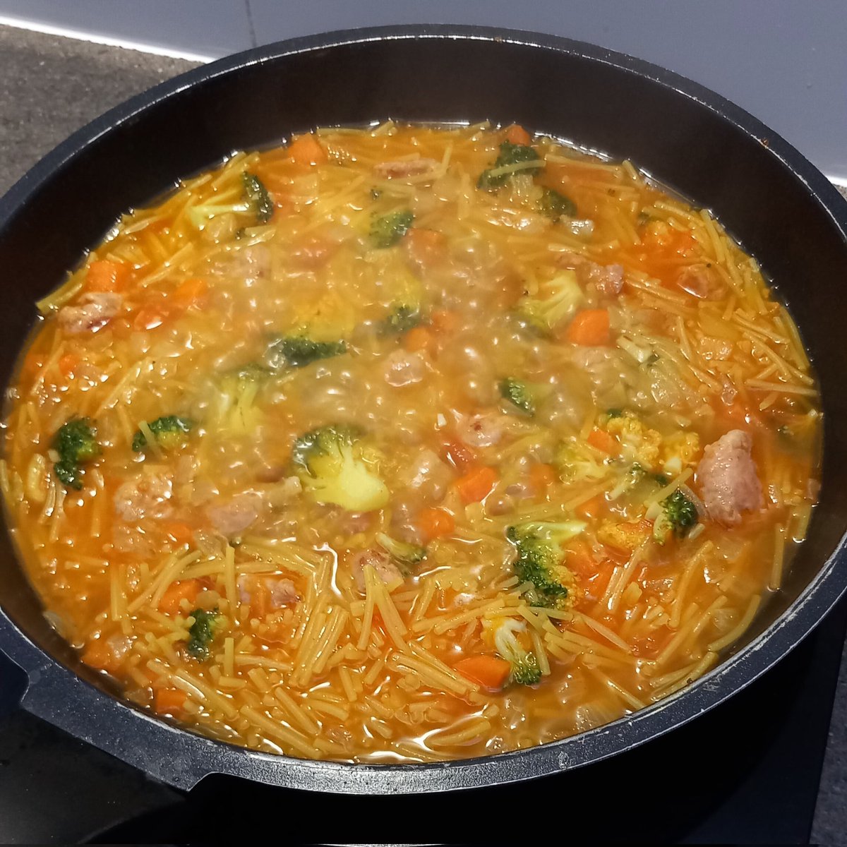PepGranellTrave's tweet photo. Pues me da la sensación que mañana comeremos más q bien👌😉
Fideos a la sartén con #verduras y #longanizas
Al final plantaditos y todo🤣
Mañana Jueves ya tú💪
#gastrolovers #Twitter #cocina #cuisine #cuina #tweet #BuenasNoches #eat #Foodie #menjar #Fideos #gastronomía https://t.co/VtnK3PwqgT