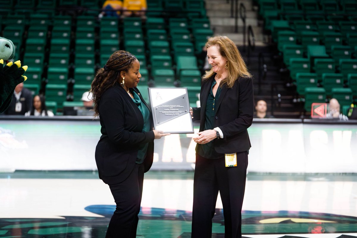 GleagueSquadron's tweet photo. Celebrating a trailblazer 🫶 Last night, Leslie Claybrook, General Manager of Basketball Operations, was recognized by @UAB_WBBALL in honor of National Girls &amp; Women in Sports Day. https://t.co/VCnAT0IEFj