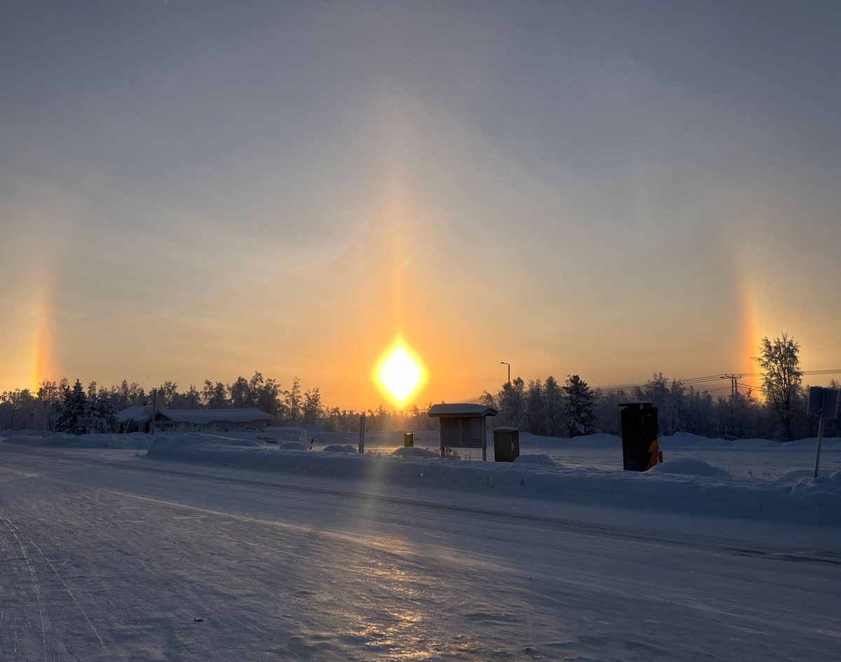 Transun's tweet image. Spotted in Karesuando this weekend in Lapland! 👀 It looks like THREE suns in the sky... but this is a 'sun dog' (also called a 'parhelion'). ☀️❄️ It's an optical phenomenon caused by sunlight refracting through ice crystals. Arctic skies are endlessly amazing! 🌌