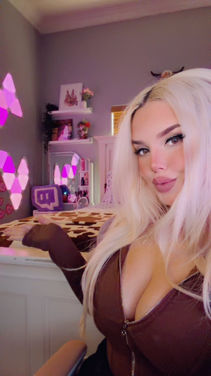 xJustGabs's tweet photo. come get a heart on my wall! 

https://t.co/mLaue2KuIA https://t.co/kmlfd8kpUw