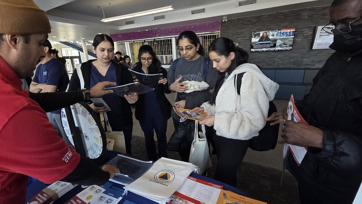 BRAMPTONprepare's tweet image. Great connecting with students at Sheridan College Open House today!

We’re here sharing tips on Emergency Preparedness and how to build your 72-Hour Emergency Kit — because being prepared starts now. 🚨🎒 #BramptonPrepared #EmergencyReady #StudentSafety