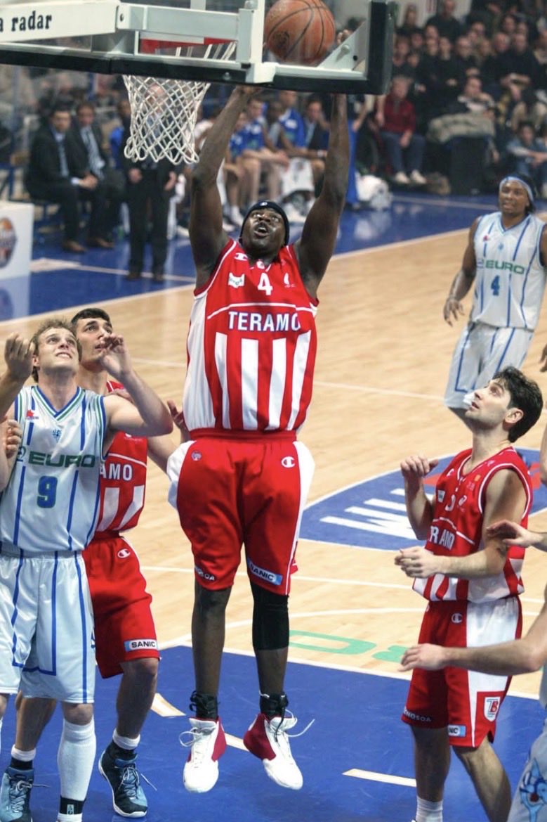 TheStorm_NYC's tweet photo. Crazy hoop history 🤯
Fly Ty really played Walter “The Truth” Berry in his last game in Italy.
The Truth went out bussin Ty ass (PAUSE 😂) and then retired.

Different eras. Same dog.
#NYCBasketball #nychoops #TheStormpodcast #sjubb https://t.co/iRkUsEiz4w