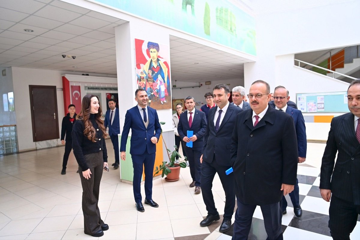 Aydin_MEM's tweet photo. 🏫 Valimiz Sayın Yakup CANBOLAT, Müdürümüz @mehmetyigitmem ile birlikte Didim Barbaros Hayrettin Paşa Lisesini ziyaret ederek idareci, öğretmen ve öğrencilerimizle bir araya geldi. 

Okulumuzda yürütülen çalışmalar hakkında bilgi alan Valimiz, öğrencilerimizle sohbet ederek eğitim öğretim süreçlerine dair değerlendirmelerde bulundu.

📍Didim

@tcmeb 
@Yusuf__Tekin 
@AydinValiligi 
@mehmetyigitmem