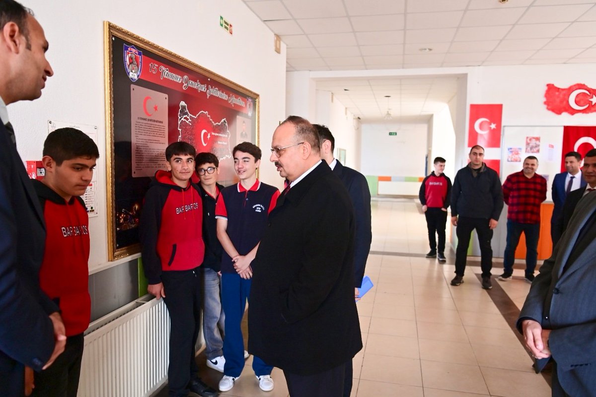 Aydin_MEM's tweet photo. 🏫 Valimiz Sayın Yakup CANBOLAT, Müdürümüz @mehmetyigitmem ile birlikte Didim Barbaros Hayrettin Paşa Lisesini ziyaret ederek idareci, öğretmen ve öğrencilerimizle bir araya geldi. 

Okulumuzda yürütülen çalışmalar hakkında bilgi alan Valimiz, öğrencilerimizle sohbet ederek eğitim öğretim süreçlerine dair değerlendirmelerde bulundu.

📍Didim

@tcmeb 
@Yusuf__Tekin 
@AydinValiligi 
@mehmetyigitmem